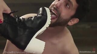 The muscled dominatrix is wrestling with her slaveboy in the kinkiest way