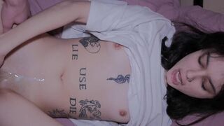 A beautiful woman has sex and receives a discharge of semen ♡