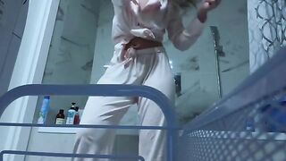 Bathroom masturbation for a nice woman with no one around