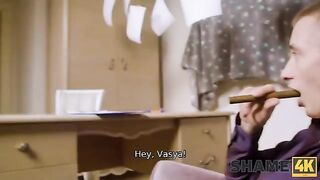 A private detective prefers sex with a mature to money