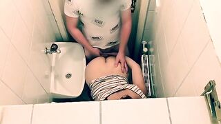 Tinder date ends up with a quickie in the restaurant toilet, pure fire!