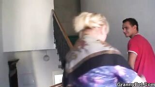 Hot mature woman with freckles gets her pussy railed by horny dude