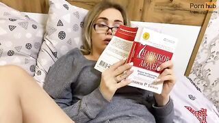 A hot woman read something and came, don't worry it's not porn