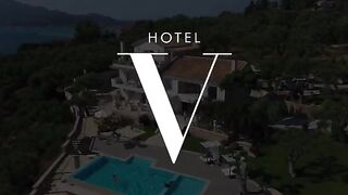 Poolside service turns into a wild threesome with Scarlett and Honour