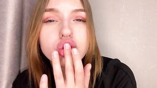 A juicy ass girl masturbates at home and reaches an intense orgasm