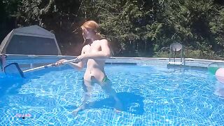 A guy filmed his girl trying to swim but she failed