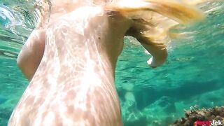 Babe fucked in her ass under the sea, it’s a crazy fuck!