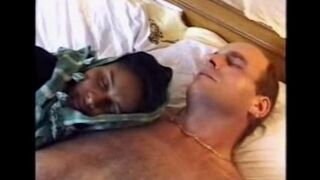 A drunk black woman was overwhelmed by a visitor's passion