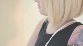 Tattooed blonde in sexy glasses masturbates solo in HD