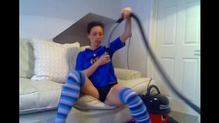 Babe came to her orgasm with a vacuum cleaner