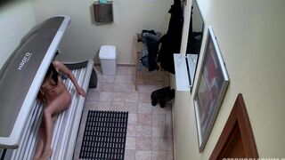 Hidden camera in the Czech solarium recorded a naked customer