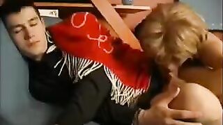 A mom brought her son from dreams by making a blowjob