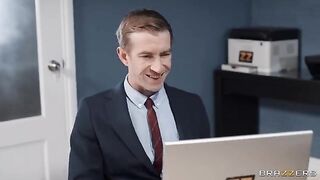 A secretary is having sex with her boss and gets fucked in pantyhose