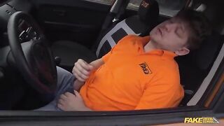 A hot girl made a minet in the car after the quarrel