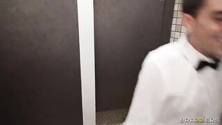 A hot round ass was served to the waiter in a toilet at the party