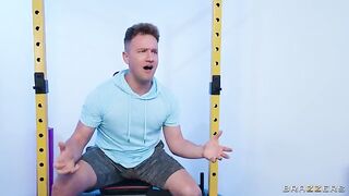 The guy fucked pretty and sexy girl in the gym locker room