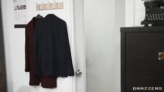 College girl secretly fucked in a glory hole by a guy who didn’t pay attention