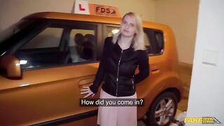 The huge cock of a taxi driver showed to the blondie in the car
