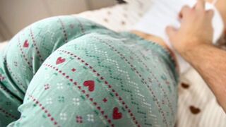 A step sister’s round ass is a real torture for the guy in this steamy scene