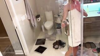 Two girls shared cock in sauna, an unforgettable experience
